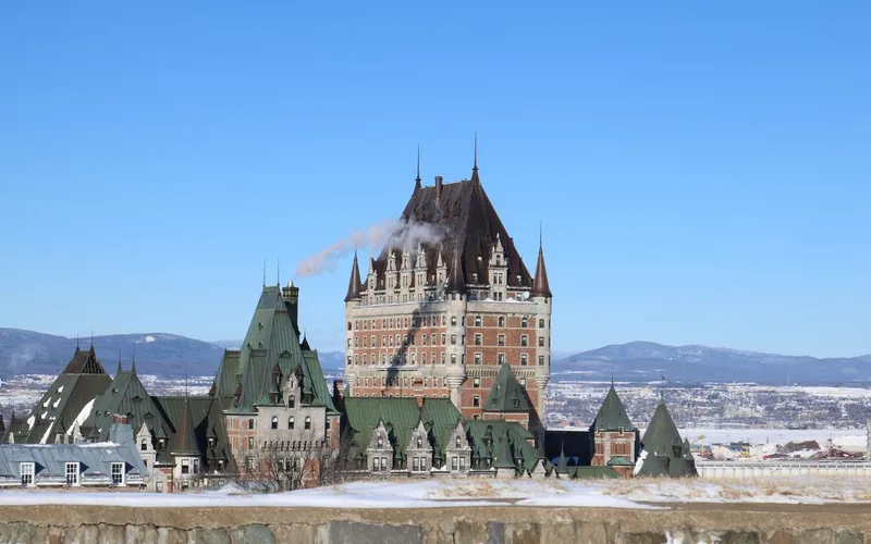 Le Château Frontenac et ses toits de cuivre vert dominant le Vieux-Québec enneigé, sous un ciel bleu d'hiver