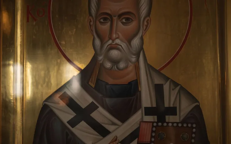 Icône orthodoxe de saint Nicolas sur fond doré : visage d'évêque à barbe blanche, auréolé, étole blanche marquée de croix noires